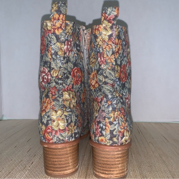 Anthropologie Sadie Lace-Up Boots Size 37, Vintage Victorian Floral US 7 Narrow - Picture 4 of 12